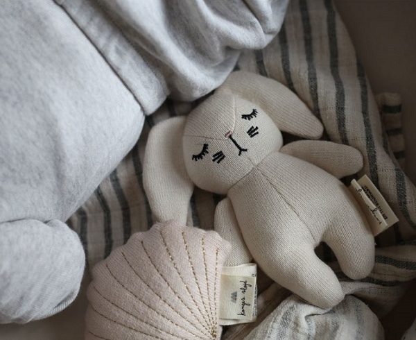 Konges Sløjd, skallra leksak, Mini rabbit off white