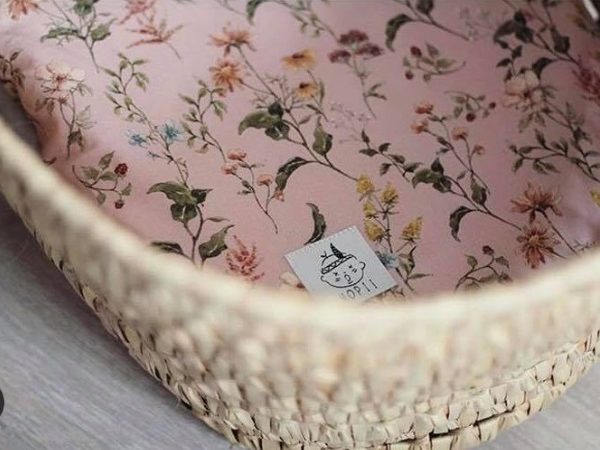 Dra-på-lakan vagn/vagga av linne, rosa blommor