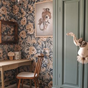 Mrs Mighetto, tapet Poppies for Marlene, Dusty Blue