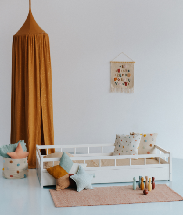 Låg vit barnsäng med skydd