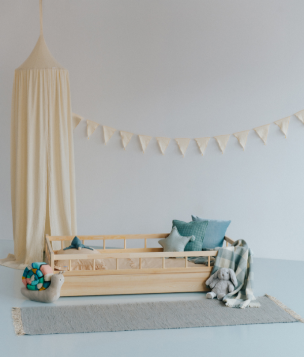 Låg natur barnsäng med skydd