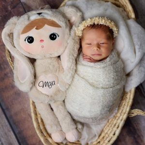 Beige kanin, stor docka med namn