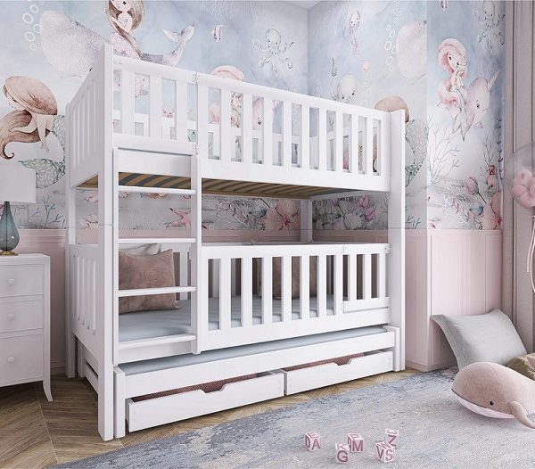 Våningssäng med tre sängar och med lås, August