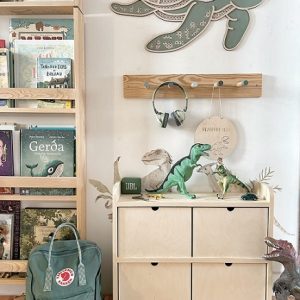 Natur byrå med fyra lådor till barnrummet