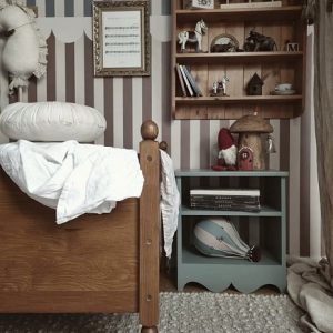 Rustikt sängbord till barnrummet