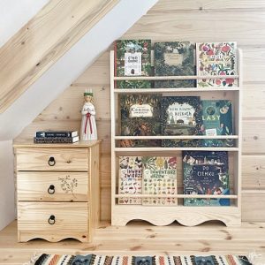 Rustik bokhylla till barnrummet, natur