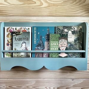 Rustik vägghylla i trä till barnrummet