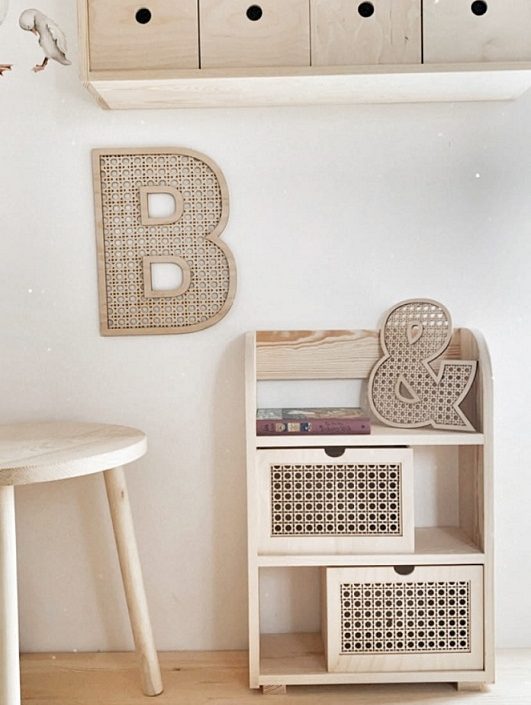 Stående boho bokhylla med två lådor i rotting