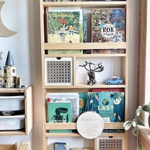 Hög boho bokhylla med två lådor i rotting