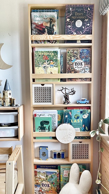 Hög boho bokhylla med två lådor i rotting