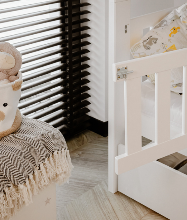 Våningssäng med stödbräda med lås, Kinley