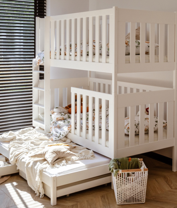 Våningssäng med stödbräda och tre sängar Ebba