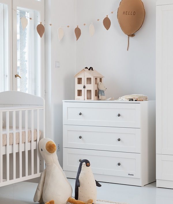 Klassisk byrå och skötbord, vit