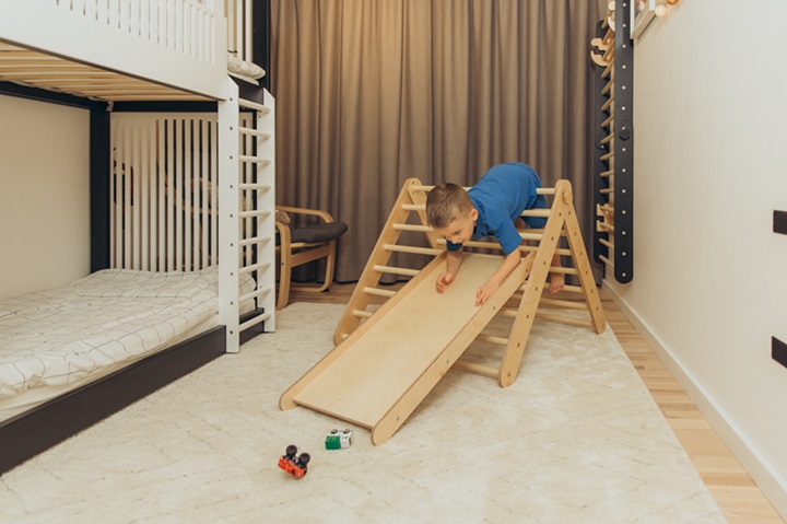 Duck Woodworks, Klättertriangel med rutschkana, natur