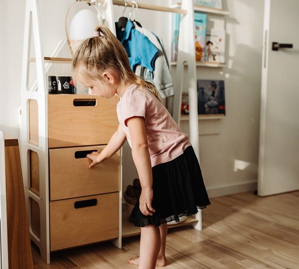 Duck Woodworks, garderob klädstång med lådor, vit/natur