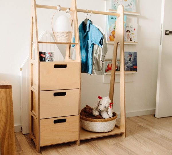 Duck Woodworks, garderob klädstång med lådor, natur