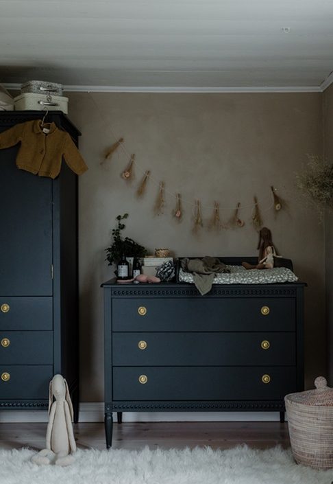 Antik byrå med tre lådor till barnrummet, grön