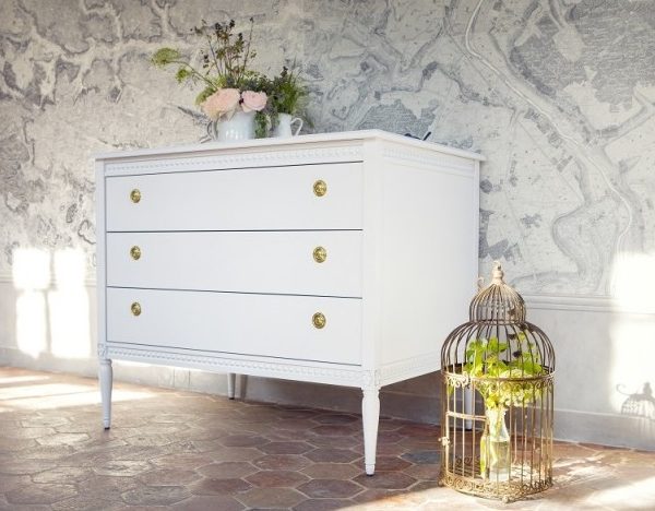 Antik byrå med tre lådor till barnrummet, vit