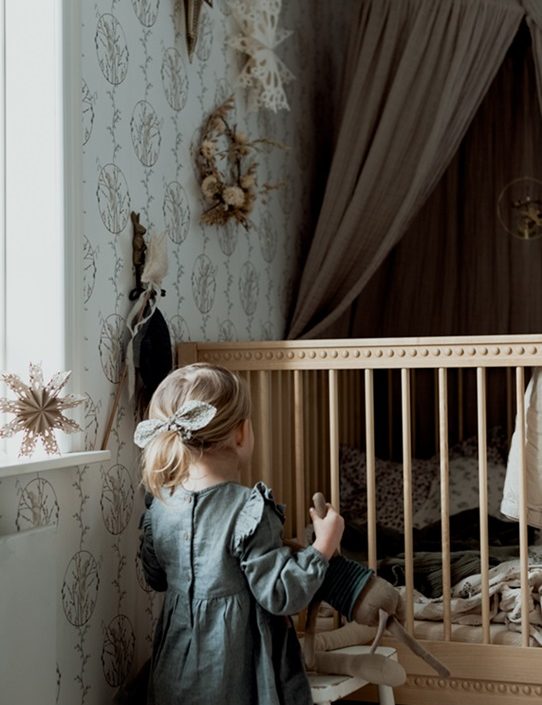 Antik spjälsäng med madrass till barnrummet, natur