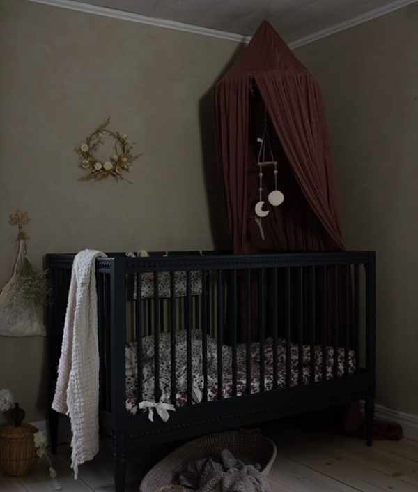 Antik spjälsäng med madrass till barnrummet, grön