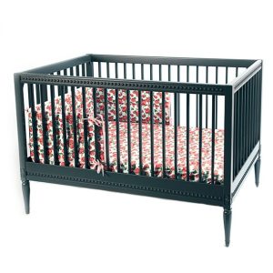 Antik spjälsäng med madrass till barnrummet, grön