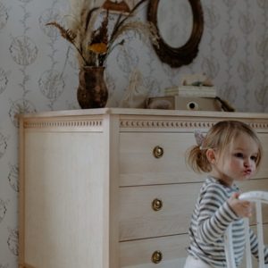 Antik byrå med tre lådor till barnrummet, natur