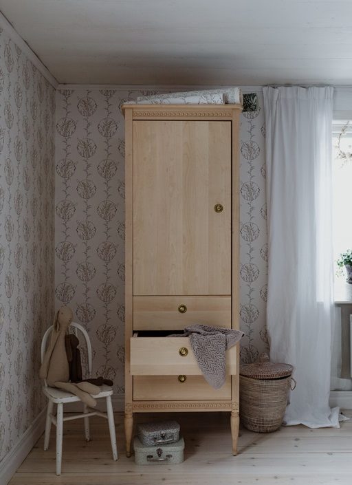 Antik garderob till barnrummet, natur