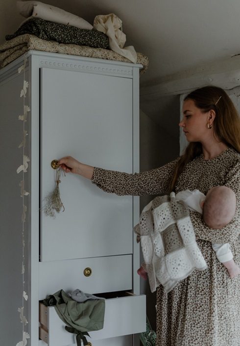 Antik garderob till barnrummet, vit