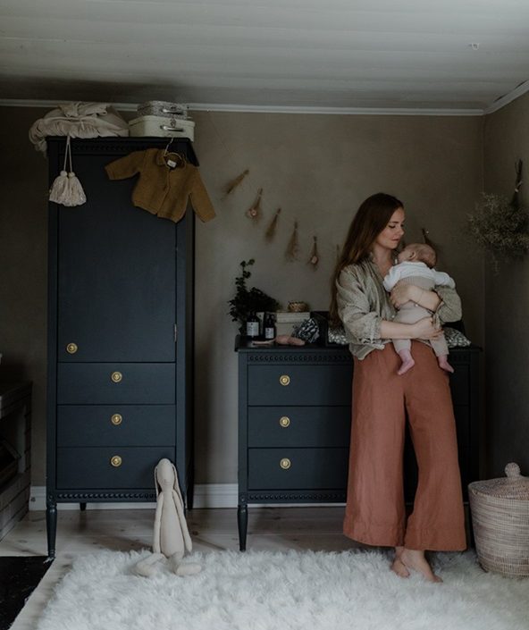 Antik garderob till barnrummet, grön