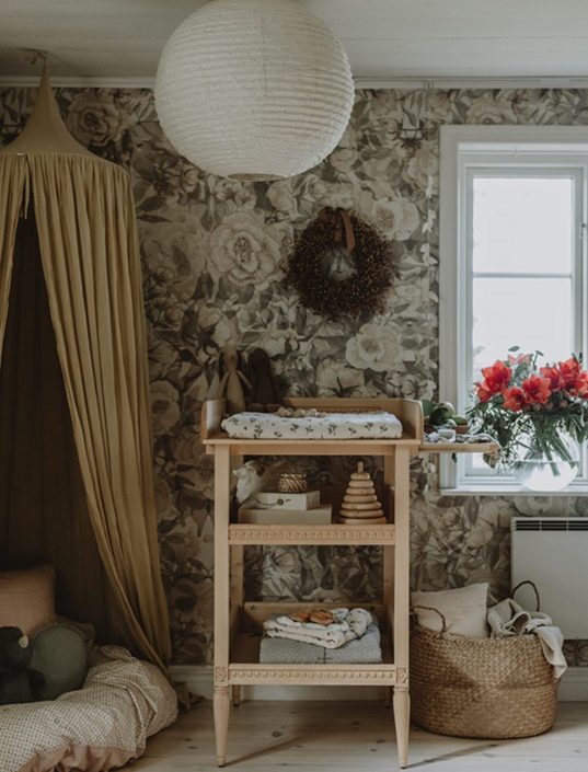 Antikt skötbord med skötbädd till barnrummet, natur