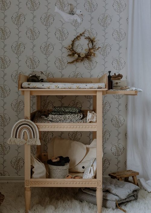 Antikt skötbord med skötbädd till barnrummet, natur