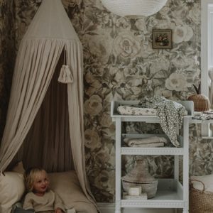 Antikt skötbord med skötbädd till barnrummet, vit