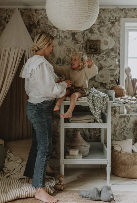 Antikt skötbord med skötbädd till barnrummet, vit