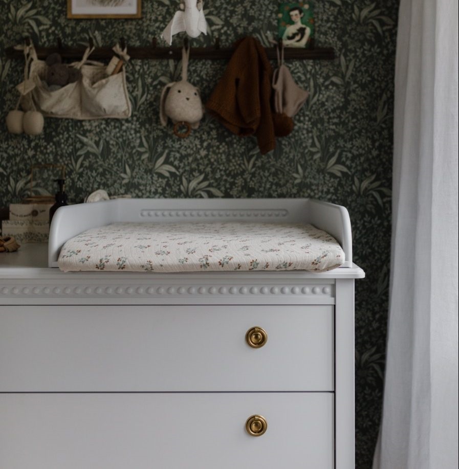 Antikt skötbord till barnrummet, vit