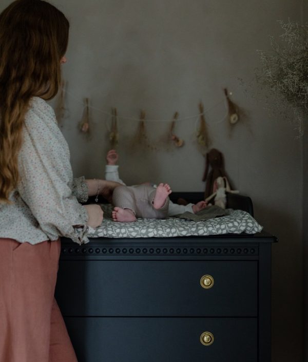 Antikt skötbord till barnrummet, grön