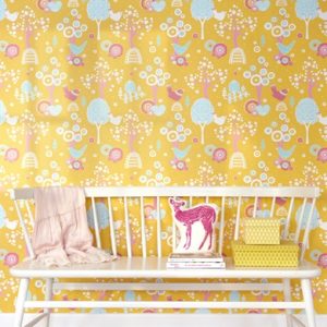 Majvillan, tapet till barnrummet Körsbärsdalen, gul