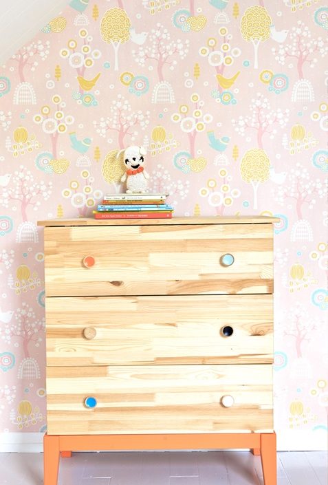 Majvillan, tapet till barnrummet Körsbärsdalen, rosa