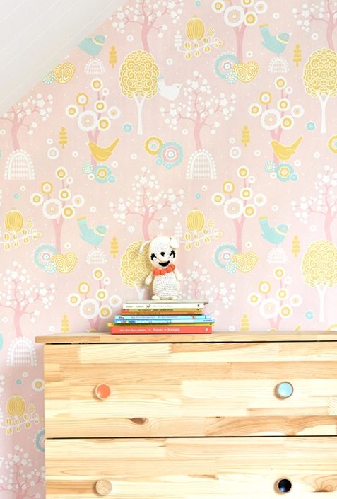 Majvillan, tapet till barnrummet Körsbärsdalen, rosa