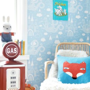 Majvillan, tapet till barnrummet Drakhimlen, ljusblå