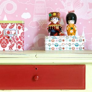 Majvillan, tapet till barnrummet Drakhimlen, rosa