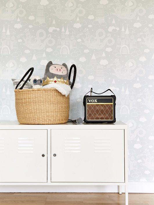 Majvillan, tapet till barnrummet Drakhimlen, grå