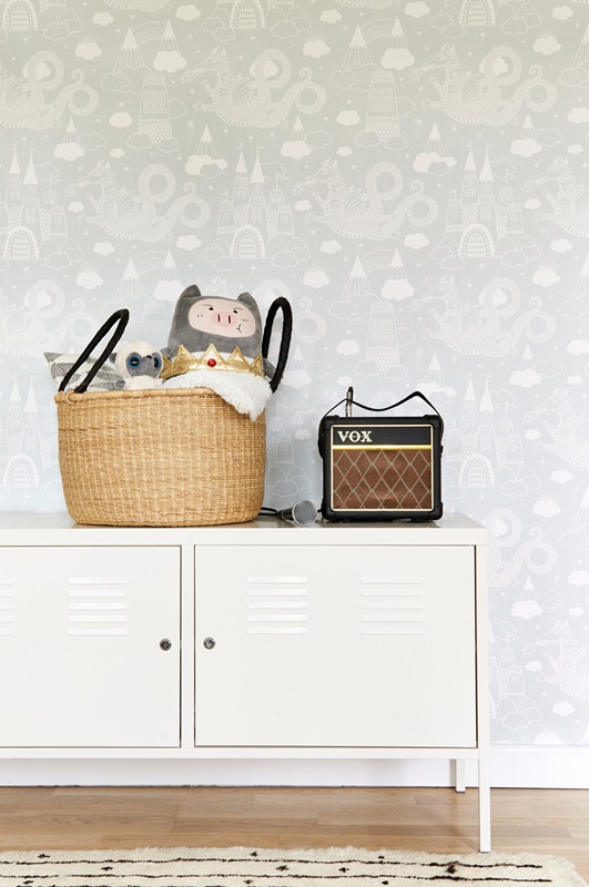 Majvillan, tapet till barnrummet Drakhimlen, grå