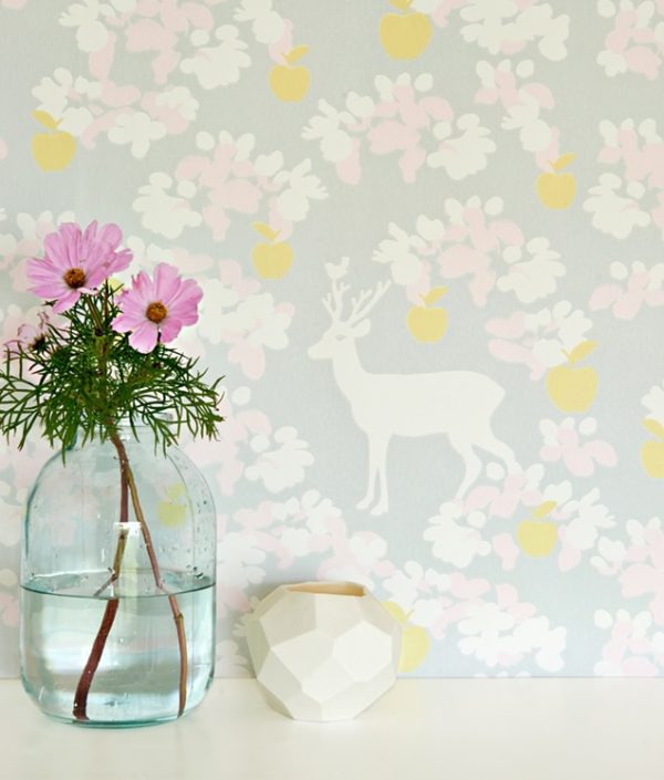 Majvillan, tapet till barnrummet Apple garden, grå