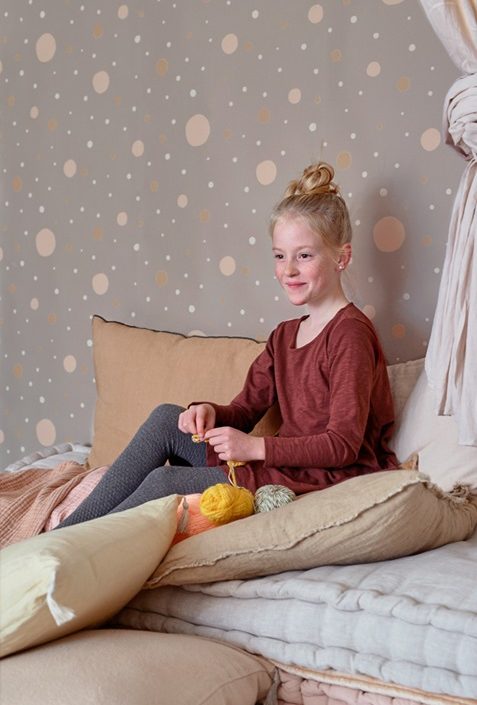 Majvillan, tapet till barnrummet Confetti, grå