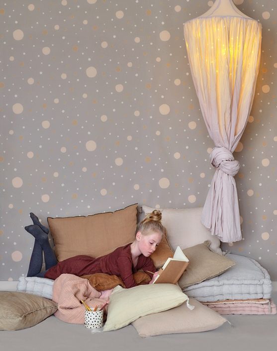 Majvillan, tapet till barnrummet Confetti, grå