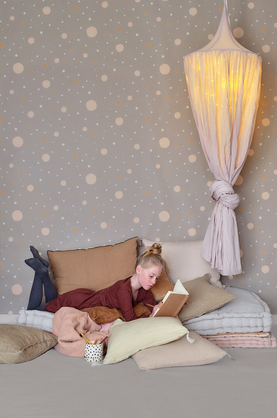 Majvillan, tapet till barnrummet Confetti, grå