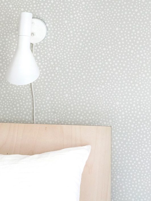 Majvillan, tapet till barnrummet Dots, grå