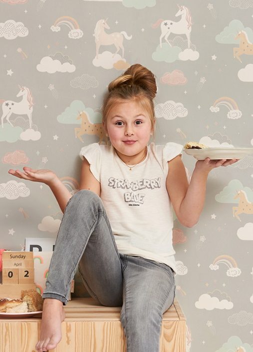 Majvillan, tapet till barnrummet Rainbow treasures, mud grey