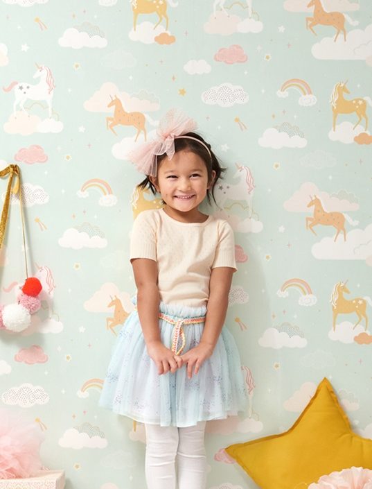 Majvillan, tapet till barnrummet Rainbow treasures, bubblegum turquoise