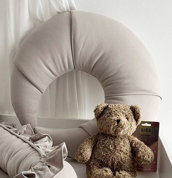 Cotton & Sweets, amningskudde Croissant, mörkbeige